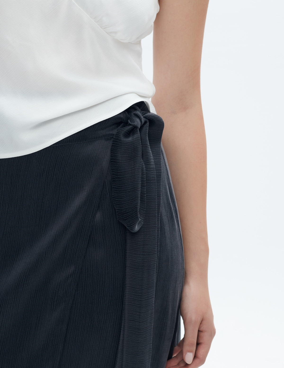 Moon Wrap Skirt Midi Cupro Dark Grey – waist detail