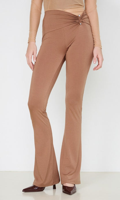 Παντελόνι με μεταλλική λεπτομέρεια σε καφέ χρώμα MARGARET